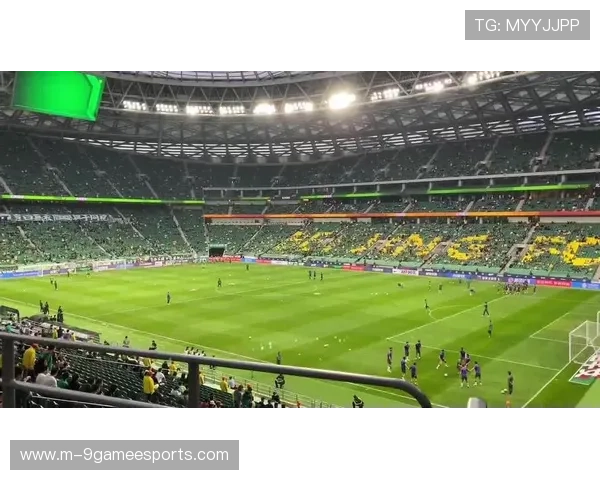 足球巨星汇聚一堂璀璨晚宴星光熠熠展现绿茵场外风采